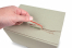 Speedbox aus Graspapier - Kann mit einem Abreißstreifen geöffnet werden | Briefumschlaegebestellen.de