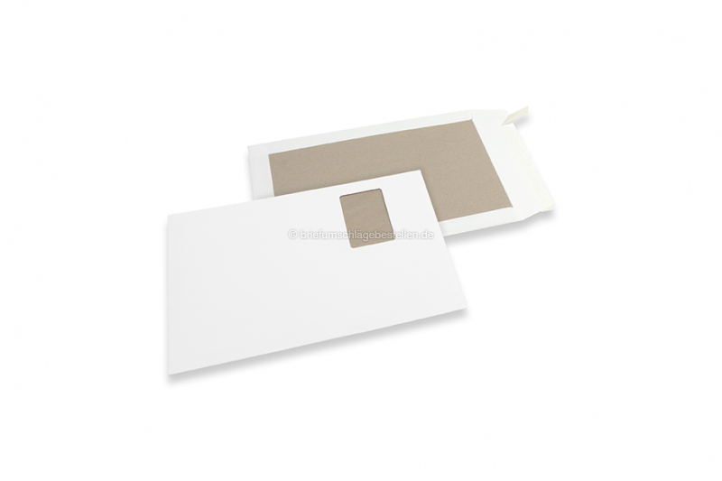 Papprückwandtaschen - 229 x 324 mm Fenster links 55 x 90 mm, Fensterposition 20 mm von Links und 57 mm von Oben, 120 Gramm weiße Kraft-Vorderseite, 450 Gramm graue Duplex-Rückseite, Haftklebeverschluß 